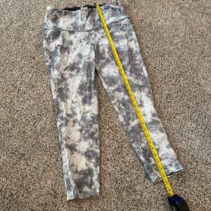 Chico’s Zenergy Leggings in grey tie dye size 1/Medium